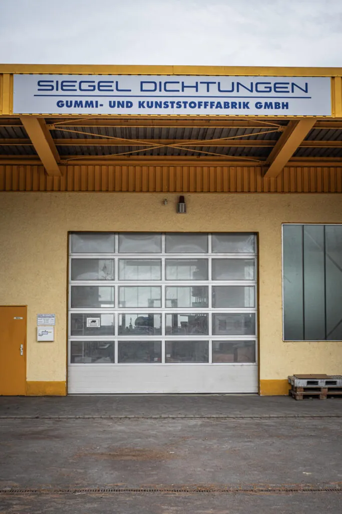 Das Rolltor bei Siegel Dichtungen an dem Spediteure anliefern oder abholen